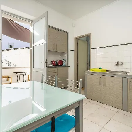 Lovely In With Terrace - Close To Apartman *