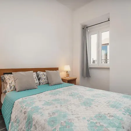 Apartman Lovely In With Terrace - Close To *