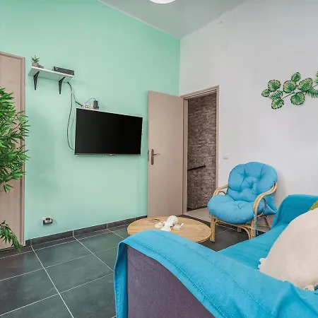 Lovely In With Terrace - Close To Apartman
